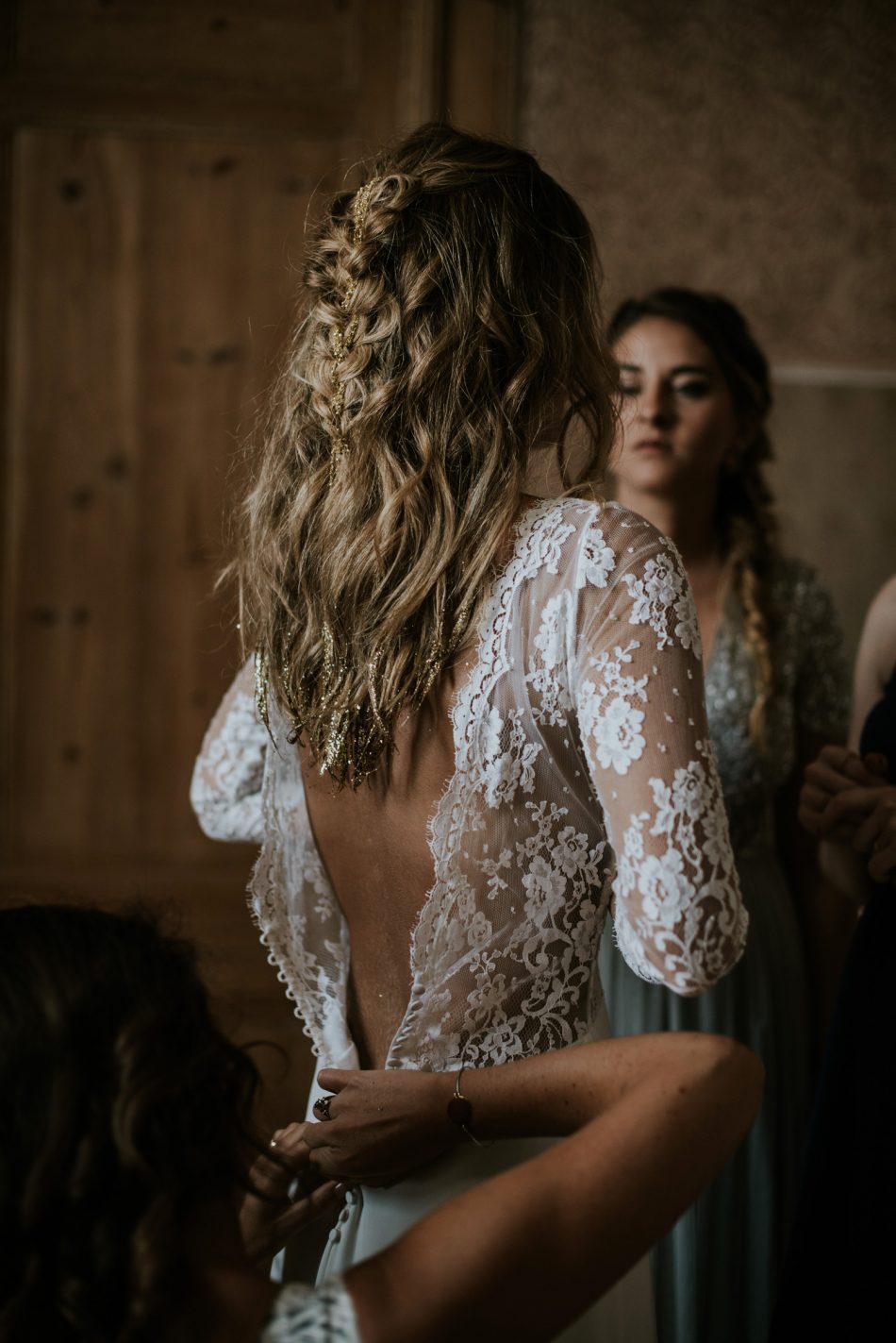 Coiffure de mariage sur cheveux mi-long avec paillettes et 