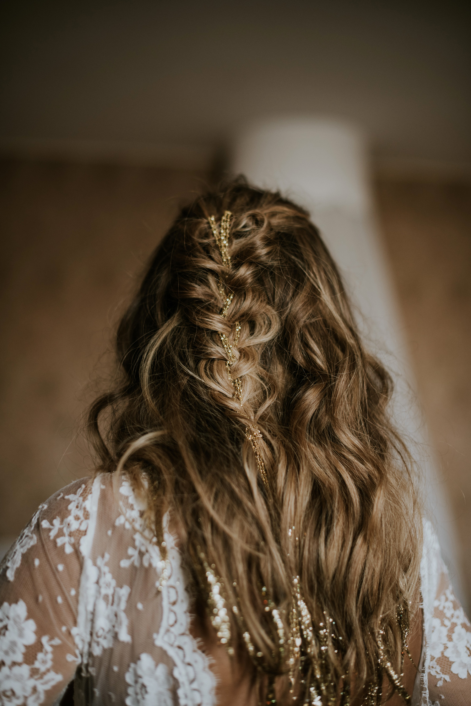 Coiffure de mariage sur cheveux milong avec paillettes et 